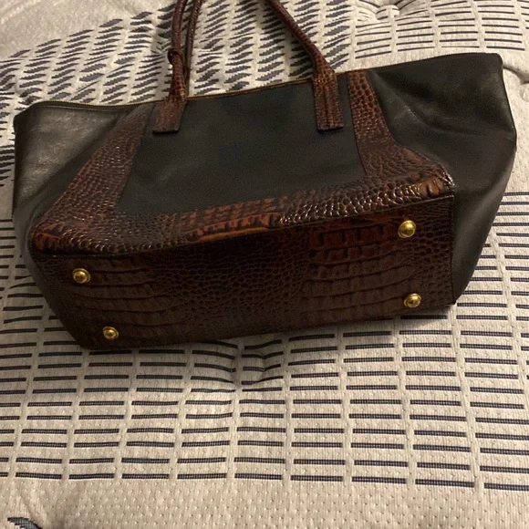 Beautiful leather Brahmin bag. Two zippers on top and 4 pockets on the inside. - Picture 3 of 10